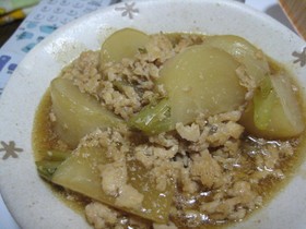 カブと鶏挽肉の煮物