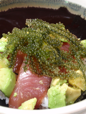 アボガドと海ブドウの海鮮丼　