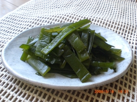 簡単♫おいしぃ(*´∀)ﾉ♥茎わかめ炒め
