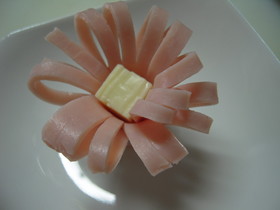 お弁当に☆ハムチーのお花✿
