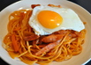半熟卵をからめて美味！懐かし味ナポリタン