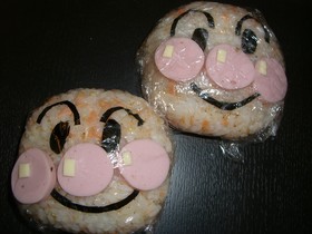 【簡単】アンパンマンおにぎり（鮭味）