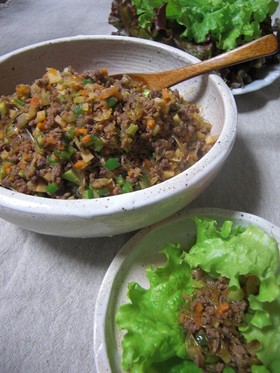 野菜たっぷりひき肉のレタス包み