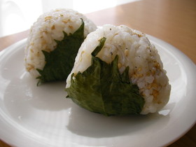 大葉のサワー漬けで♪初夏のおにぎり。