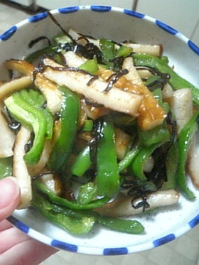 ピーマンとちくわの塩昆布炒め