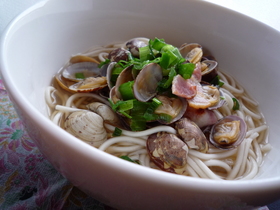 旨味たっぷり♡あさりとベーコンのおうどん