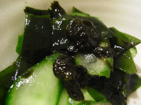 ヘルシー小鉢。わかめとキュウリの和え物