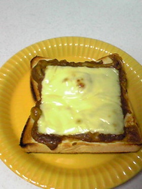 残ったカレーのチーズトースト