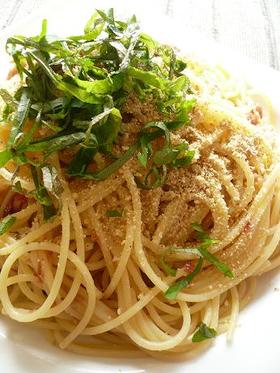 ツナと梅のパスタ 白胡麻と大葉添え。