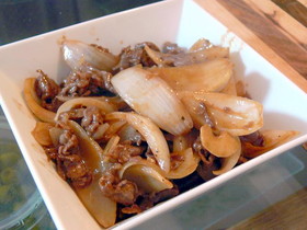 濃厚で美味！牛肉と玉葱のソース炒め