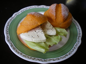 朝食に充実野菜なパン♪（レンジパン）