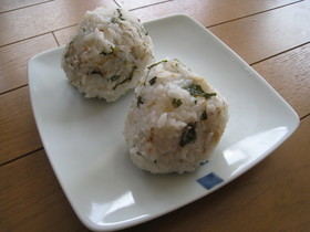 じゃことしょうがとしそのごま入りおにぎり