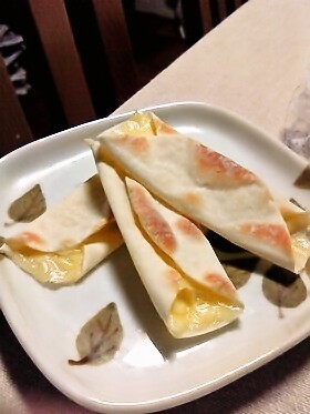 余った餃子の皮でおつまみ☆チーズ&トマト
