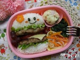 ごはんでハンバーガーのお弁当：キャラ弁