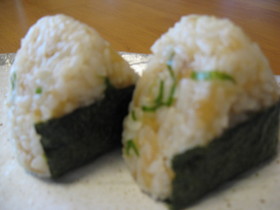 天かすとねぎのおにぎり