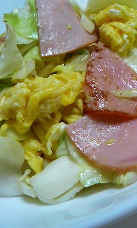 キャベツとふんわり卵とハム炒め