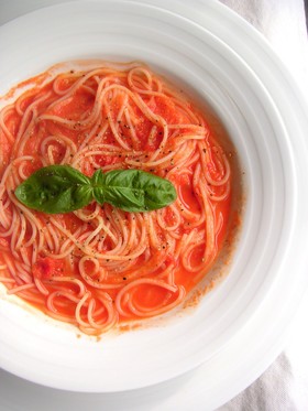 ガスパッチョ仕立ての冷製パスタ