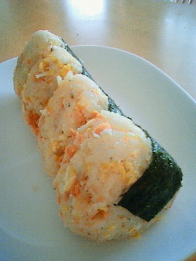 子供もパクパク♪しらす&卵&鮭のおにぎり