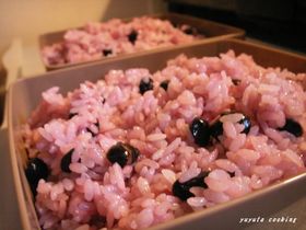 おめでたい日にぴったり黒豆のピンクお寿司