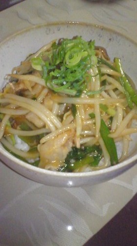 ニラもやし炒めであんかけ丼