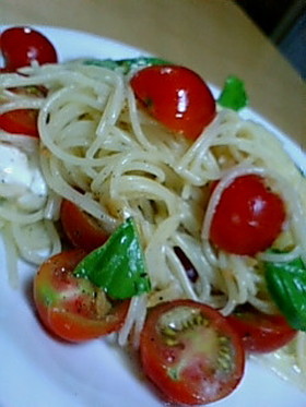 チーズ入り　トマトとバジルの冷製パスタ