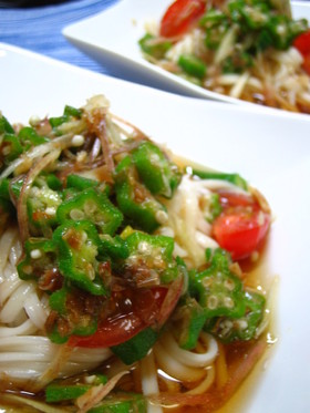 ♪おくら茗荷トマトのせの冷たいうどん♪