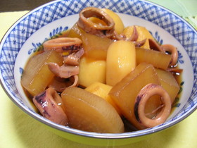 イカと大根とじゃがいもの煮物☆