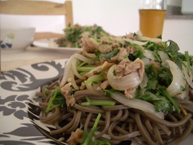 パクチーとツナの蕎麦