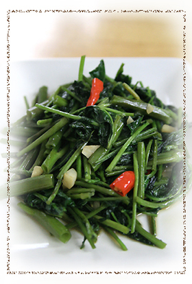 簡単　タイ料理　空芯菜の炒め物