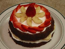 無印良品のケーキセットを使って作ったバナナとイチゴのチョコレートケーキ。