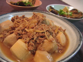 味噌バターが絶妙！里芋とひき肉の煮物