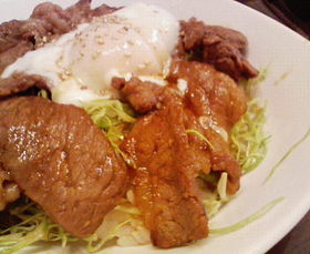 * 韓国風焼肉丼ON温泉卵 *