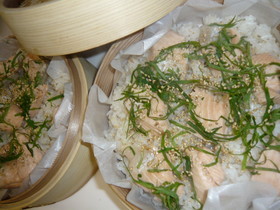 鮭のせ梅蒸しご飯