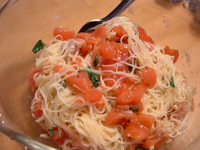 簡単♪生ハムとトマトの冷たいパスタ