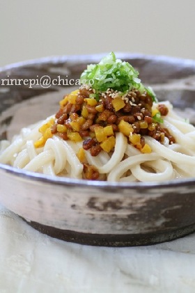 焦がし納豆とたくあんの冷やしうどん