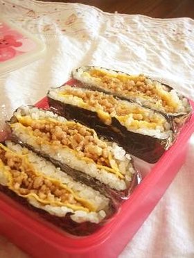 とりそぼろと卵のおにぎりサンド
