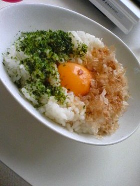 青のりとかつお節で卵かけご飯