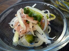ゴーヤと生ハムのオニオンサラダ