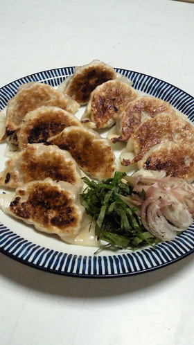 ひき肉と玉ねぎだけで★味噌味の焼き餃子♪