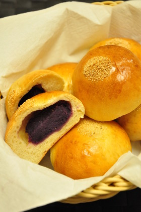紫芋(さつまいも)のバターあんぱん