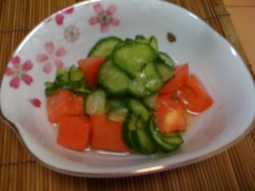 彩り鮮やか♪きゅうりとトマトの酢の物