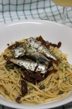 ドライトマトとオイルサーディンのパスタ