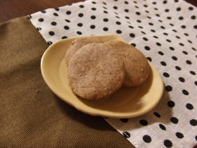 きなこと全粒粉の素朴なクッキー。
