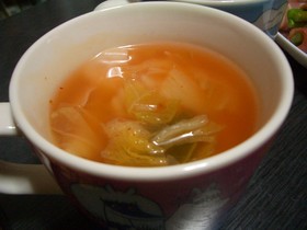 キムチで簡単味付け♪餃子の皮でスープ