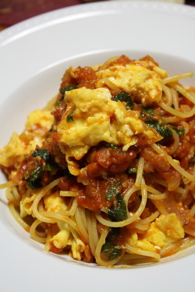 スクランブルエッグ入りトマトソースパスタ