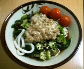ｵｸﾗ・ﾓﾛﾍｲﾔ・納豆のぶっかけうどん