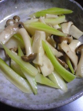 材料３つ☆セロリとキノコのざっくり炒め