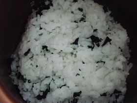 乾燥カットわかめで♪わかめご飯