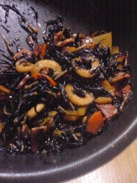 たっぷり具のひじきの煮物