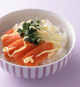 サーモン玉ねぎのすし丼